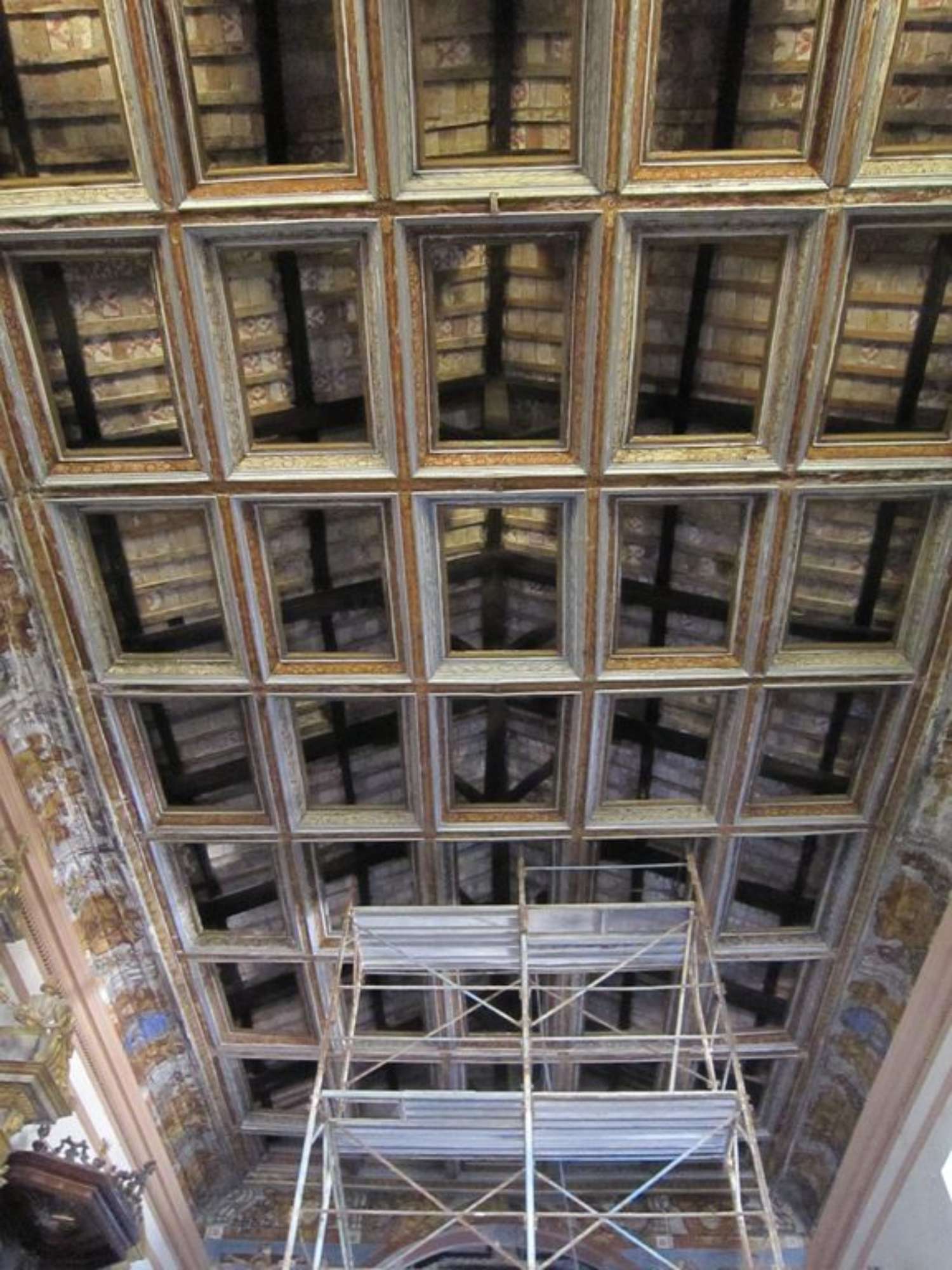 foto del soffitto a cassettoni smontato della Chiesa di Montemaggio - ph.: Maria Chiara Tonucci - Serena Brioli